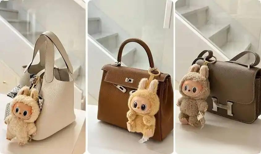 Dije de Labubu en un bolso Hermès